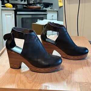 Natural Reflections Black Mules with Wooden Heel